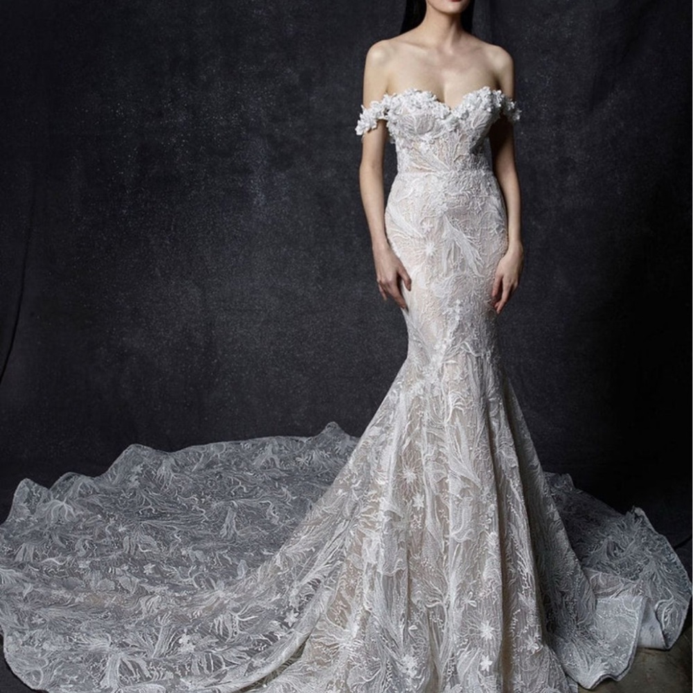 Elegant Off-Shoulder Lace Wedding Gown